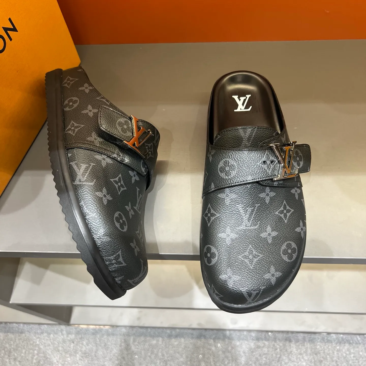 P340, LV Easy 2025 new men's casual sandals, made of suede cow leather, with Monogram pattern to highlight the trendy style. Adjustable straps illuminated with LV letters, while a resilient insole and micro outsole provide lightweight comfort. Made of suede cow leather with embossed Monogram pattern and brand element metal hardware✅Adjustable straps➕Tough insole‼ ️Micro outsole. Comfortable and easy to wear‼ ️ 38-45 (45 customized)